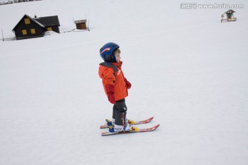 小男孩学滑雪