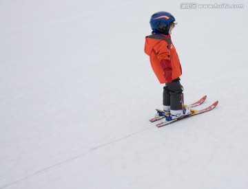 小男孩学滑雪