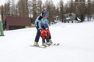 小男孩学滑雪