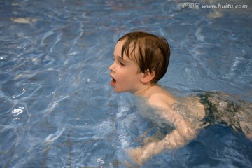 小男孩在水里玩耍
