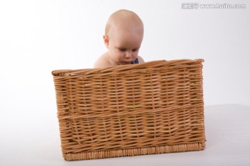 婴儿在藤盒