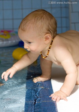 婴儿在水中