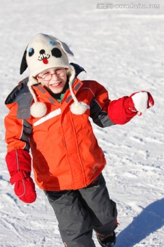 小男孩铸造雪球