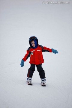 小男孩滑雪