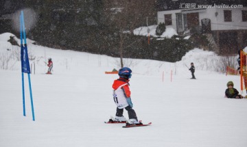 小男孩滑雪