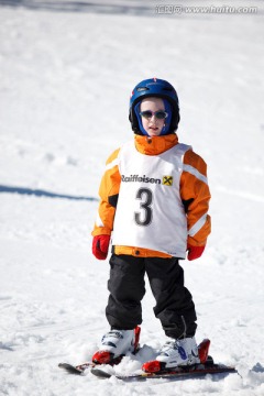 小男孩滑雪