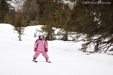 小女孩滑雪