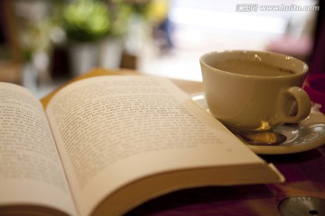 书和咖啡杯