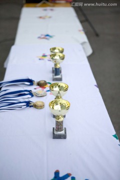 桌子上的奖杯和奖牌