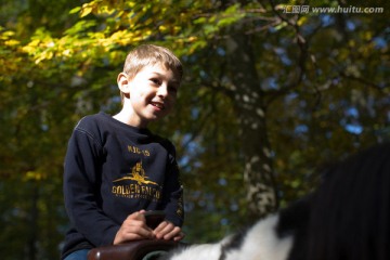男孩骑着马