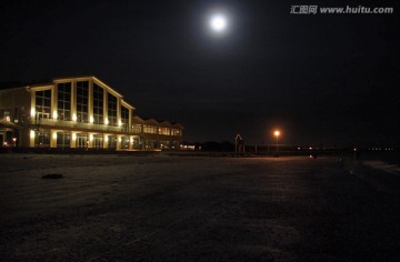夜间的海滨旅馆