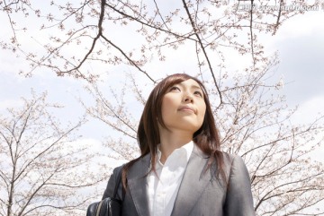 樱花树下的年轻女人
