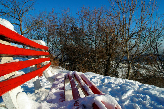 积满雪的长凳
