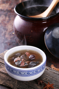 滋補(bǔ)烏雞湯