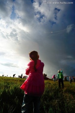 草原上放风筝的儿童