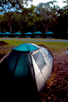野营地的帐篷。