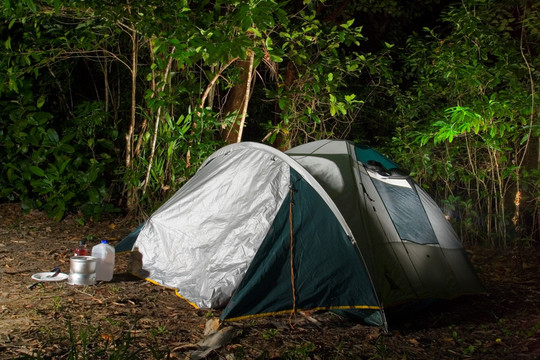 野营地的帐篷。