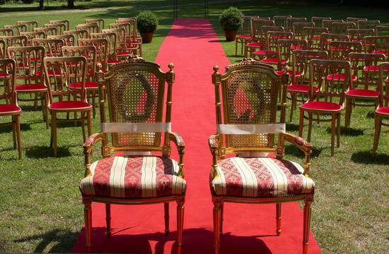 两把椅子在红地毯上