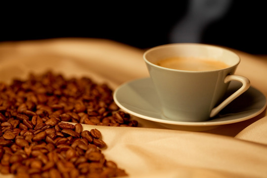 咖啡中的咖啡与咖啡豆