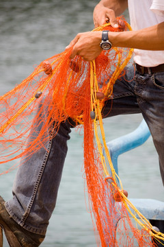渔夫整理自己的网