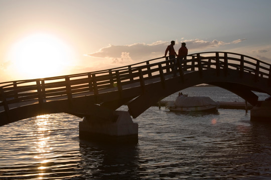 两人在桥上看日落