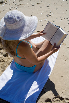 海滩看书的女人
