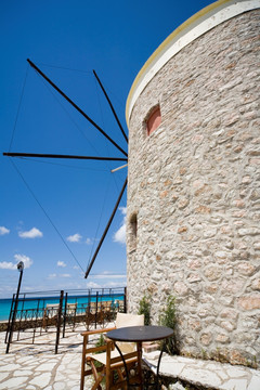 希腊海滩上的古风车