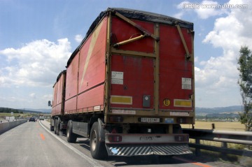 高速公路上的卡车