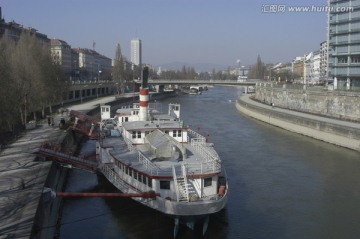 在维也纳多瑙河航道船