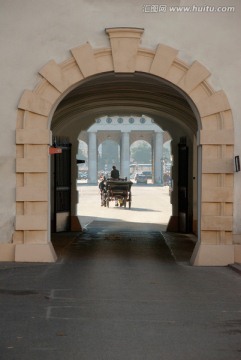 马车穿过霍夫堡宫