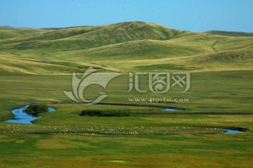 秋季草原牧场羊群河流