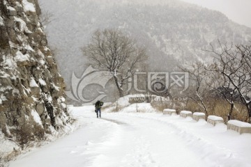 仰天山雪景