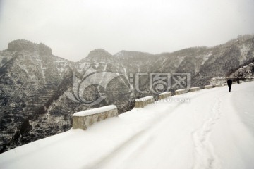 仰天山雪景