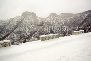 仰天山雪景