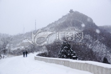 雪中仰天山