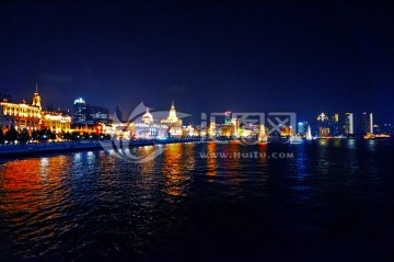 上海外滩老建筑夜景全景