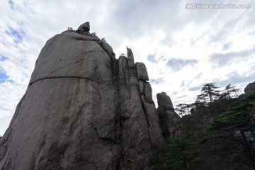 黄山裸露的花岗岩山体