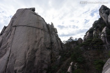 黄山裸露的花岗岩山体