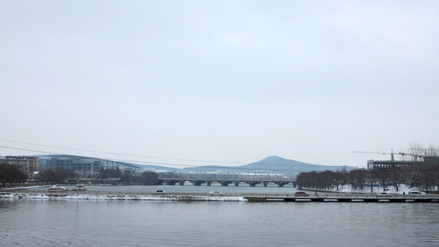 河岸风景  冬季沿河