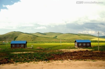 内蒙古草原上有趣的两栋对称农房