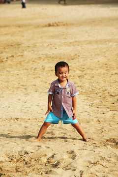 玩沙小孩 海滩 男孩