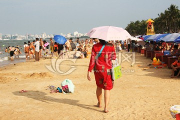 背影 沙滩椅 海边 遮阳伞 大