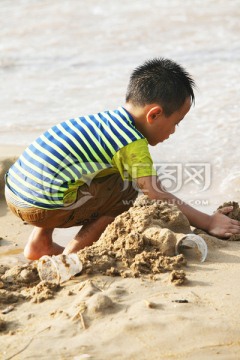 玩沙 儿童 专注 沙滩 大海
