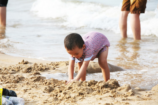 玩沙小孩 大海 海滩
