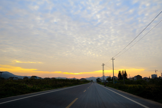 乡间公路的日落