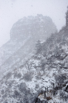 仰天山摩云崮雪景