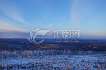 山峦雪景