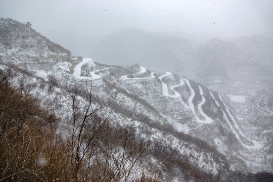 仰天山雪景