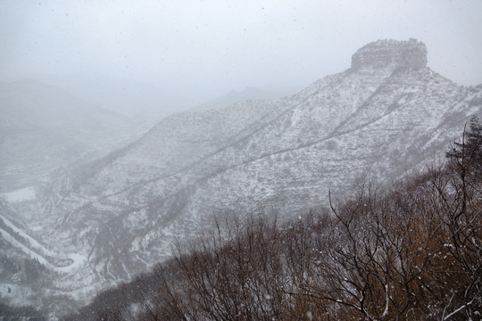 仰天山摩云崮雪景