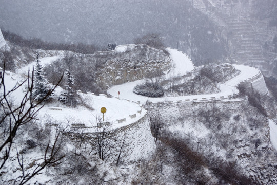 仰天山九龙盘雪景